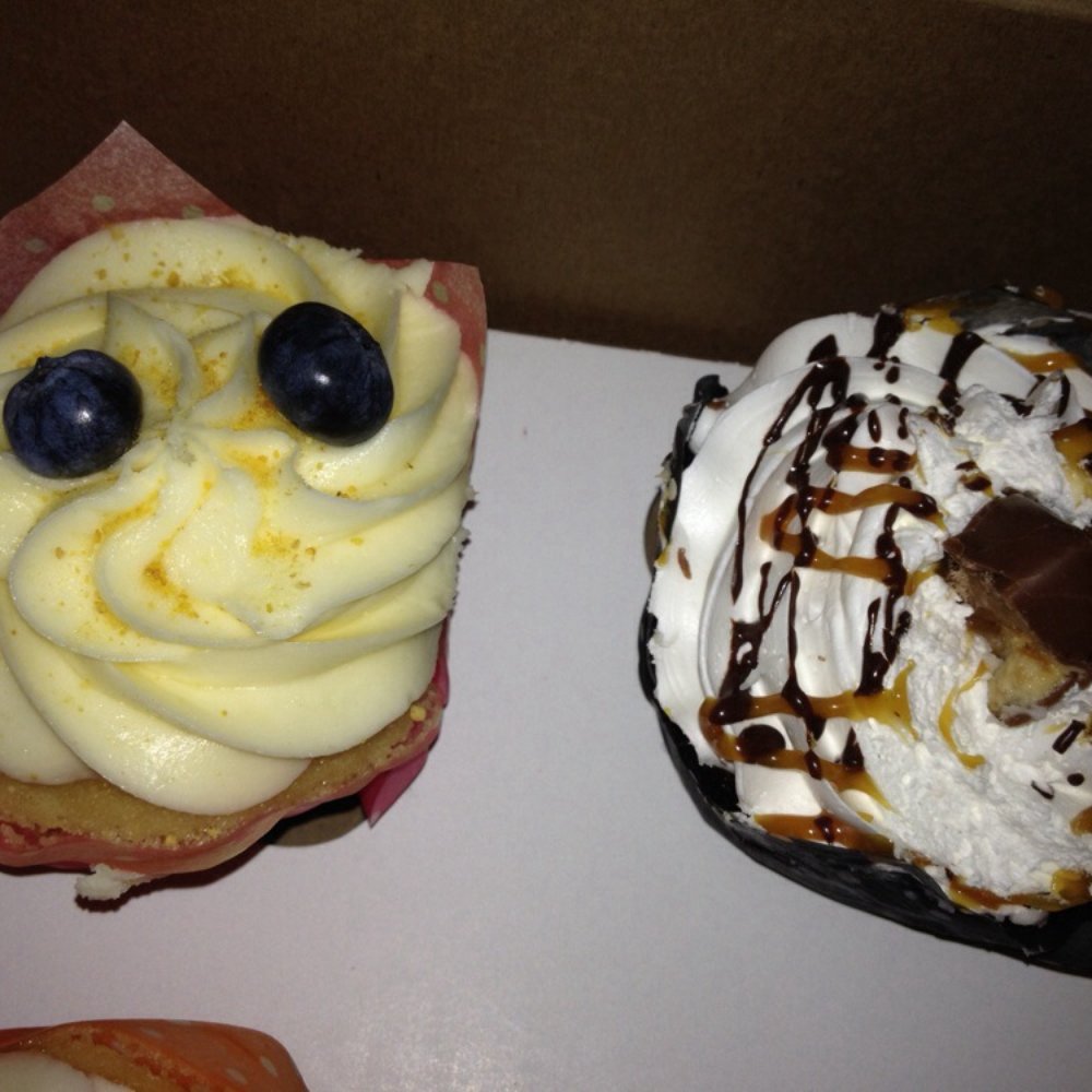 Blueberry cheesecake and snickers cupcakes