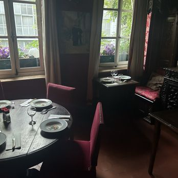 Au Vieux Paris d'Arcole - Upstairs dining room. - French Near Me - Paris, 75 Au Vieux Paris d'Arcole - Upstairs dining room. - French Near Me - Paris, 75