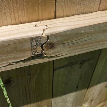 K & C Fence - Cracked board - Fences & Gates Near Me - Nashville, Tennessee K & C Fence - Cracked board - Fences & Gates Near Me - Nashville, Tennessee