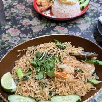 Kin Len - Thai Street Eats - my favorite here - drunken mama noodles with seafood - Thai Near Me - San Diego, California Kin Len - Thai Street Eats - my favorite here - drunken mama noodles with seafood - Thai Near Me - San Diego, California
