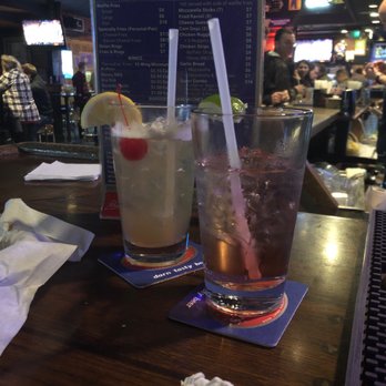 Earl's On the Avenue - Sports Bars Near Me - Seattle, Washington