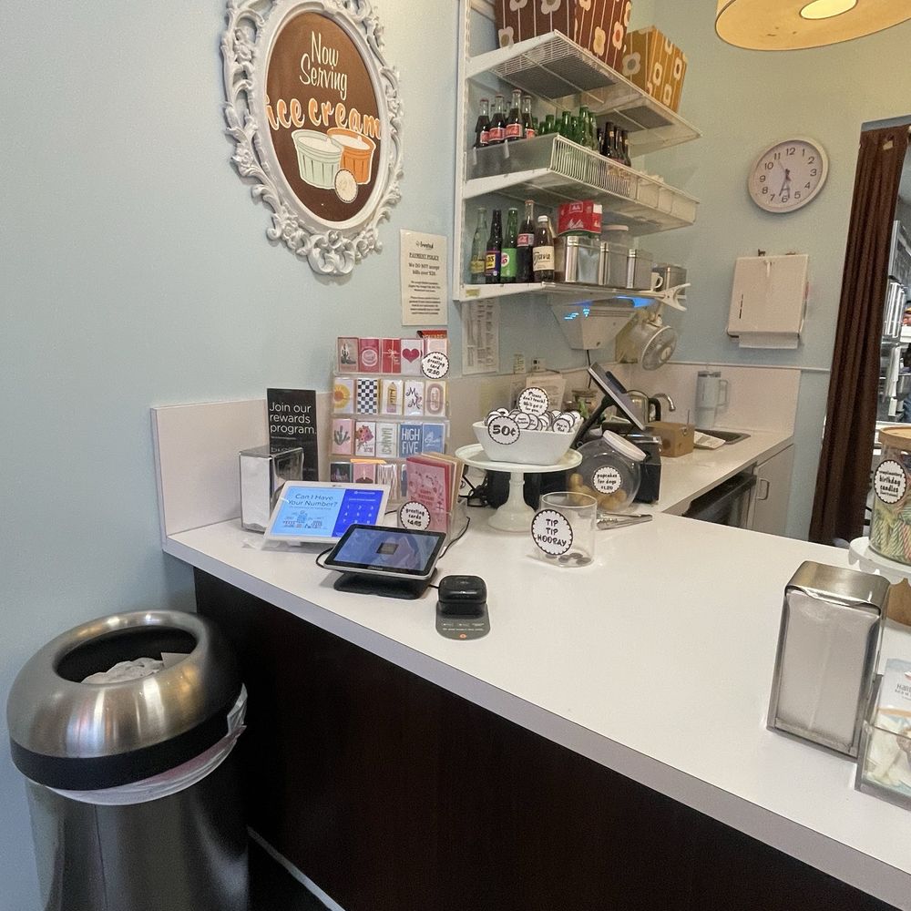 Frosted Cupcakery - Bakeries Near Me - Long Beach, California