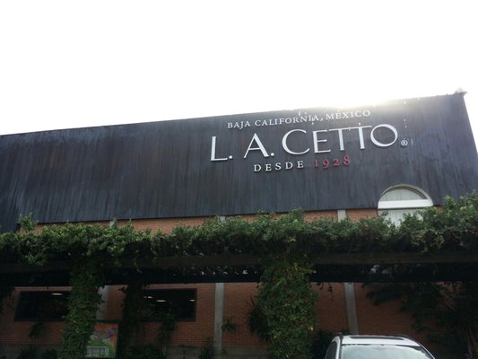 L. A. Cetto by null