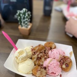 Sugar Llamas - The summit (two flavored of ice cream and topped with 6 doughnuts of your choice)