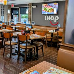 IHOP - Dining area // IHOP * WDBR, VA
