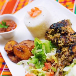 La Djaf - Poulet Braisé accompagné de riz et de bananes plantains ainsi qu'une sauce tomate maison