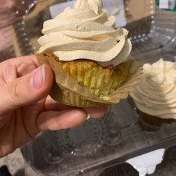 PangeaKeto - Vanilla cupcake w/ peanut butter frosting