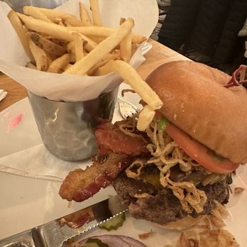 Silver Diner - Short rid burger - Diners Near Me - Gaithersburg, Maryland
