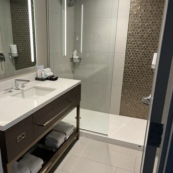 Oaklawn Resort - Walk in shower - Hotels Near Me - Hot Springs, Arkansas Oaklawn Resort - Walk in shower - Hotels Near Me - Hot Springs, Arkansas