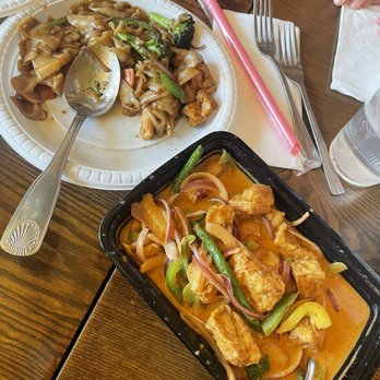 LoveMama - Thai Red Curry and Pad Kee Mao - Thai Near Me - New York, New York LoveMama - Thai Red Curry and Pad Kee Mao - Thai Near Me - New York, New York