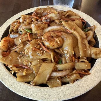 Tee Rak - Drunken noodles with shrimp - Thai Near Me - St. Louis, Missouri Tee Rak - Drunken noodles with shrimp - Thai Near Me - St. Louis, Missouri