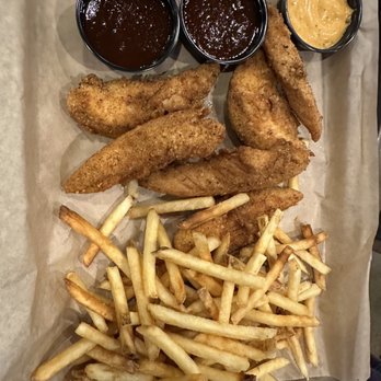 Union 32 Craft House - Chicken fingers with fries - Sports Bars Near Me - Eagan, Minnesota