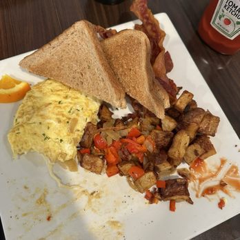 Dominic’s Place - Eggs, bacon, potatoes, and toast. - Breakfast & Brunch Near Me - North Providence, Rhode Island