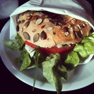 Foto zu Maxway Coffee - Berlin, Deutschland. Delicious fresh bagel
