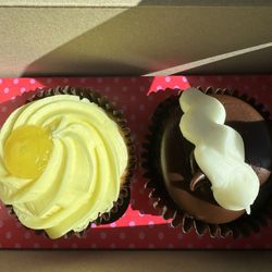 Smallcakes Cupcakery Oxford - Lemon drop and Chocolte cream-Yum!