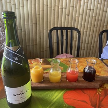 Cheeseburger In Paradise - Champagne Flight! - Burgers Near Me - Honolulu, Hawaii