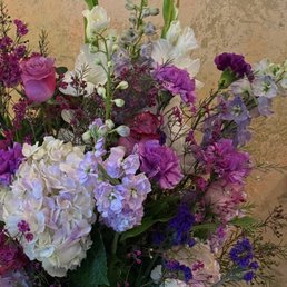 Standing vase by guest reception book. Standing vase by guest reception book.