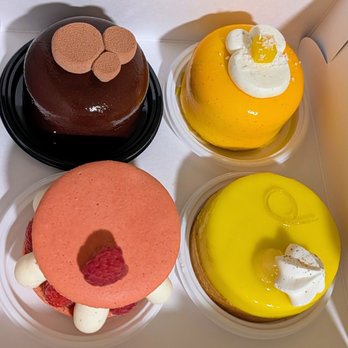 A La Folie - Lemon tart, strawberry, chocolate, orange - Macarons Near Me - Naperville, Illinois