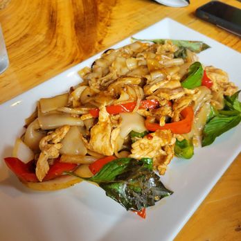 Mom's Siam - Drunken noodles with chicken - Thai Near Me - Richmond, Virginia Mom's Siam - Drunken noodles with chicken - Thai Near Me - Richmond, Virginia