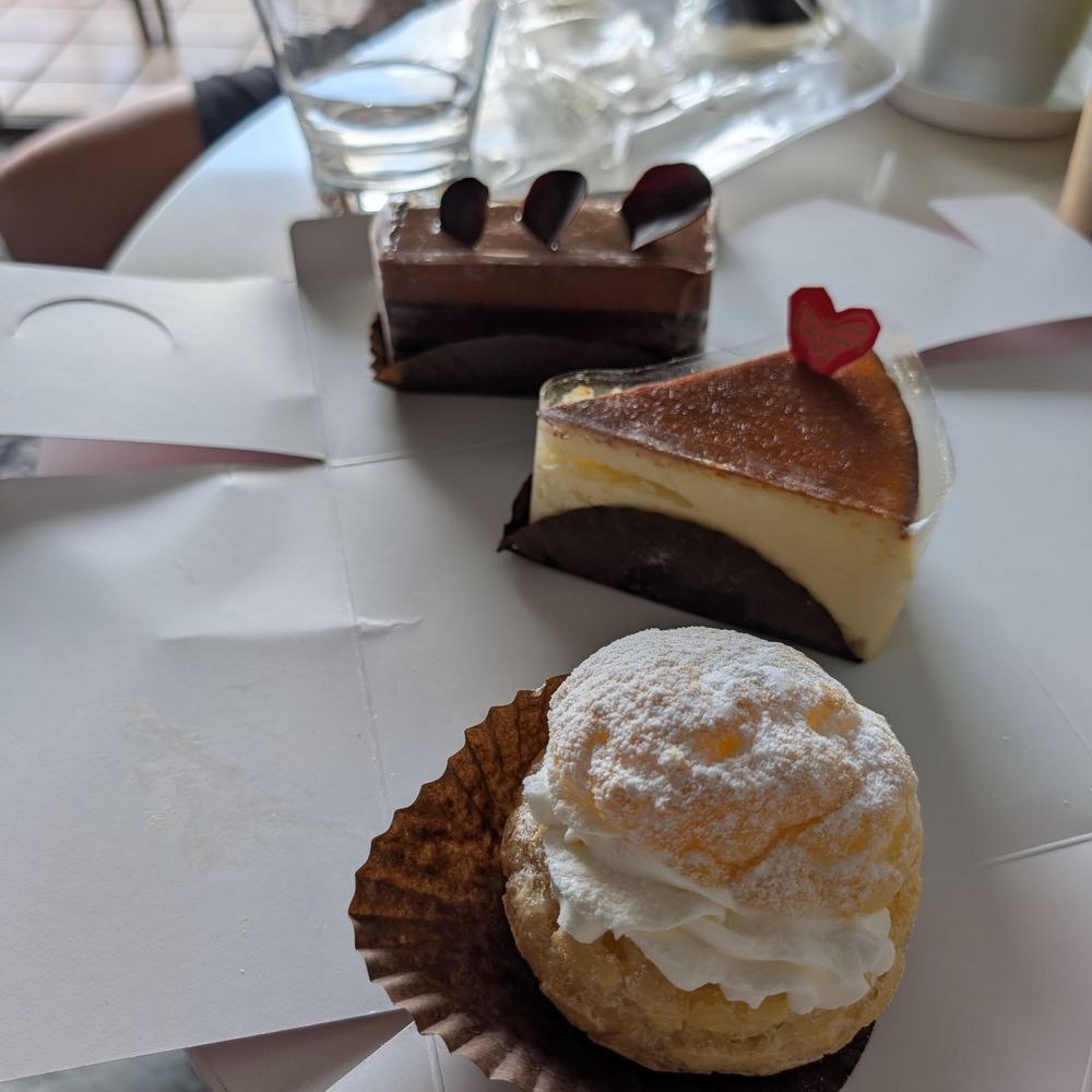 Chocolate cake, cheesecake, cream puff Chocolate cake, cheesecake, cream puff