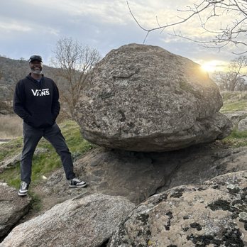 Horse Thief Park - Climbing boulders - Parks Near Me - Stallion Springs, California Horse Thief Park - Climbing boulders - Parks Near Me - Stallion Springs, California