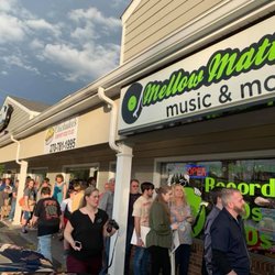 Mellow Matt's Music & More - Line waiting to get in to meet Cage the Elephant at album release!