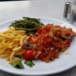 El Bastino - Sehr leckere Schweinemedaillons mit Tomaten und Mozzarella überbacken. Bohnen waren etwas lasch aber sehr gute Pommes!