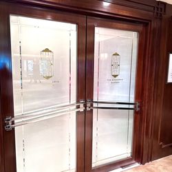文華理髮店 - The Mandarin Oriental's Barber is located on the second floor.
