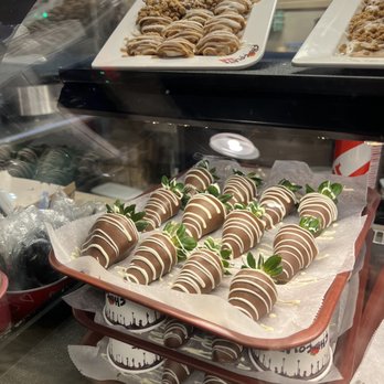 Chocolate Bash - Chocolate Covered Strawberries - Desserts Near Me - Tustin, California