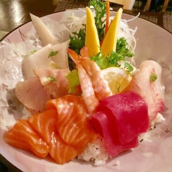 SUSHIRAW - Chirashi bowl at sushi raw! Perfect portion and freshness - Japanese Near Me - Granada Hills, California
