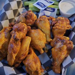 Hot wings buffalo. This is the happy hour portion so big. I couldn't finish it.