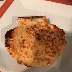 Le Bistrot de la Galette - Delicious scallops in a shell, great presentation .
