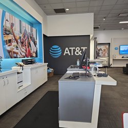 AT&T Store - Lights on but no one is home!