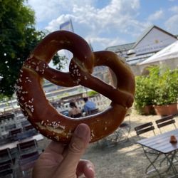 Biergarten am Narrenhäusl - Fresh pretzel