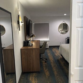 La Quinta by Wyndham Pharr North McAllen - STANDARD KING ROOM & NOT A DELUXE KING ROOM - Hotels Near Me - Pharr, Texas
