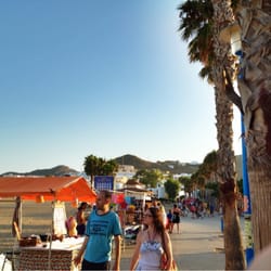 Playa San Jose - Puestos en el paseo marítimo.