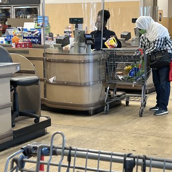 ALDI - a woman pushing a shopping cart in a grocery store - Grocery Near Me - Lauderdale Lakes, Florida