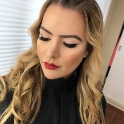 This glamorous look RED LIPS !