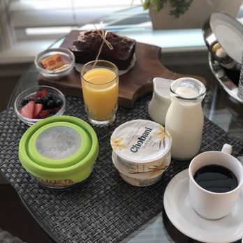 Snug Harbor Inn - Brekkie in bed. - Hotels Near Me - Avalon, California