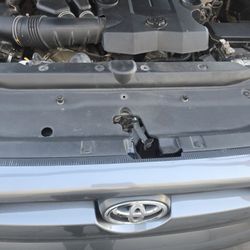 Take 5 Oil Change - Missing screws. They didn't even bother. Sloppy work.