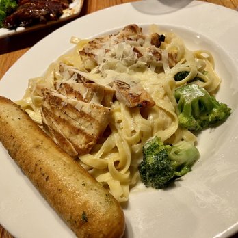 Applebee's Grill + Bar - Classic Broccoli Chicken Alfredo - American Near Me - Elizabeth, New Jersey