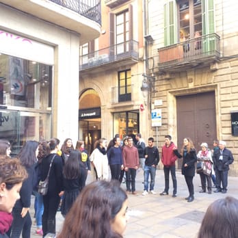 Barri Gòtic - Singing in the gotic area 12/26/16 - Local Flavor Near Me Barri Gòtic - Singing in the gotic area 12/26/16 - Local Flavor Near Me