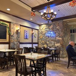 Armetta's Italian Grill & Pizzaria - Seating
