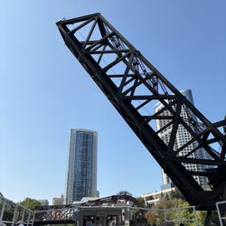 Chicago Line Cruises - The bridge is up