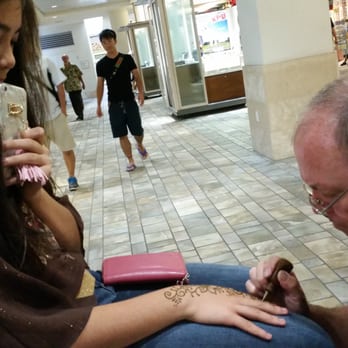 A Rainbow Studio - Cameron getting her henna - Henna Artists Near Me - Honolulu, Hawaii