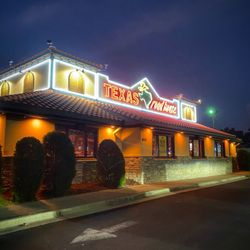 Texas Roadhouse - Front facade evening view