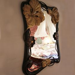 Topia Inn - Aloha room mirror.