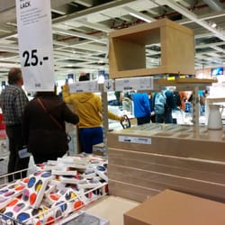 IKEA - Kassenschlange um 20:01. Die armen Ikea-Mitarbeiter! Aber es geht voran. :)