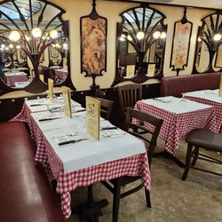 L’Entrecôte de Paris - Lower floor dining area