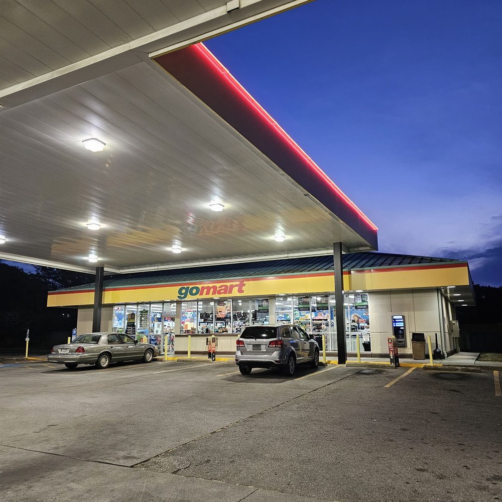 Go Mart - A large, well lit ceiling protects you from the rain and the light gives you a safe feeling at night. - Convenience Stores Near Me - Roanoke, Virginia